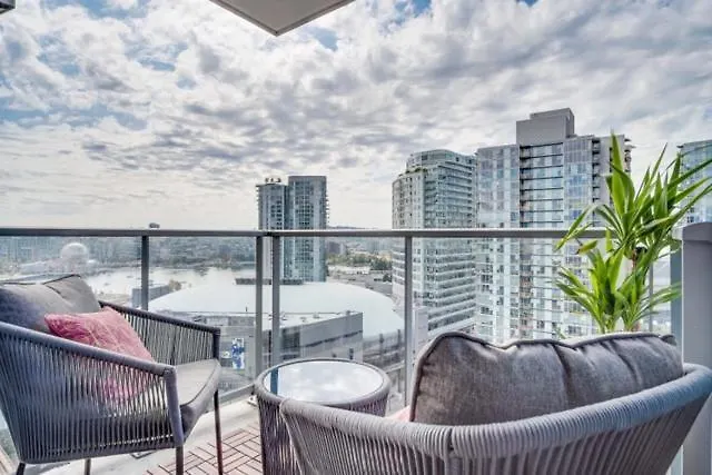 Downtown Water View Condo: Modern 2BR with AC and Parking Vancouver
