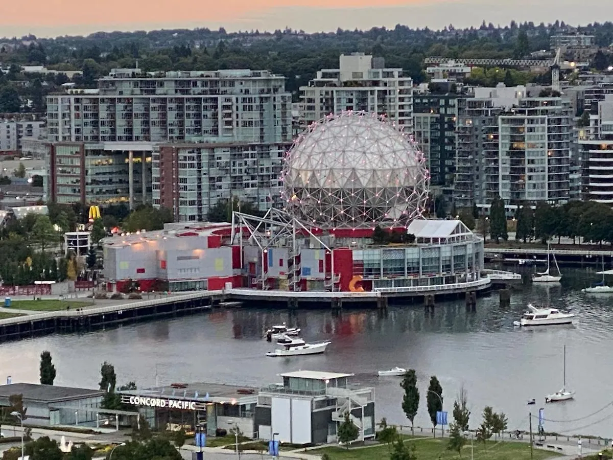 Downtown Water View Condo: Modern 2BR with AC and Parking Vancouver