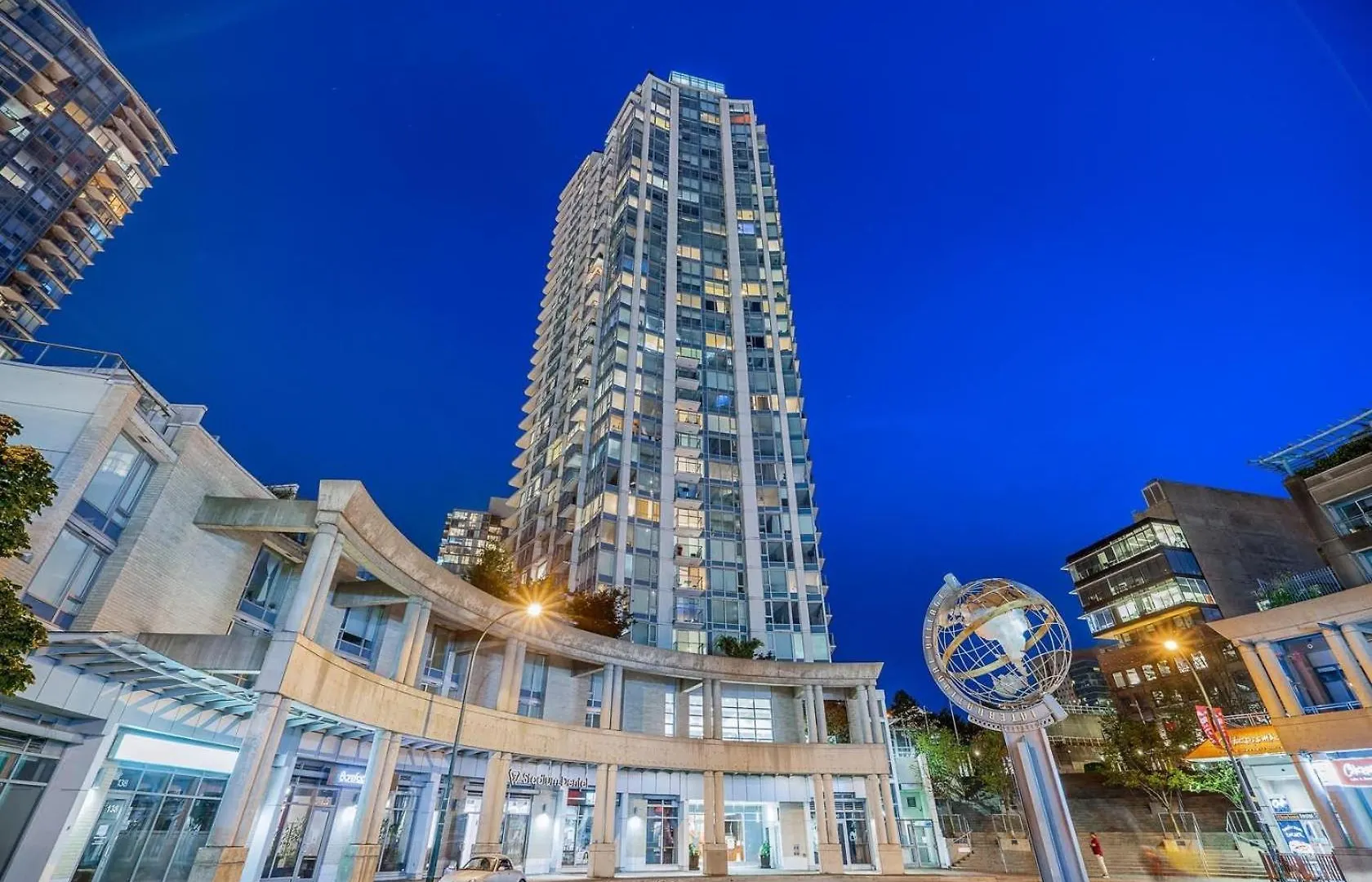 Downtown Water View Condo: Modern 2BR with AC and Parking Vancouver Apartment