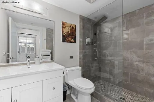 Apartment Downtown Water View Condo: Modern 2BR with AC and Parking Vancouver Canada