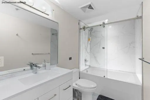 Downtown Water View Condo: Modern 2BR with AC and Parking Vancouver