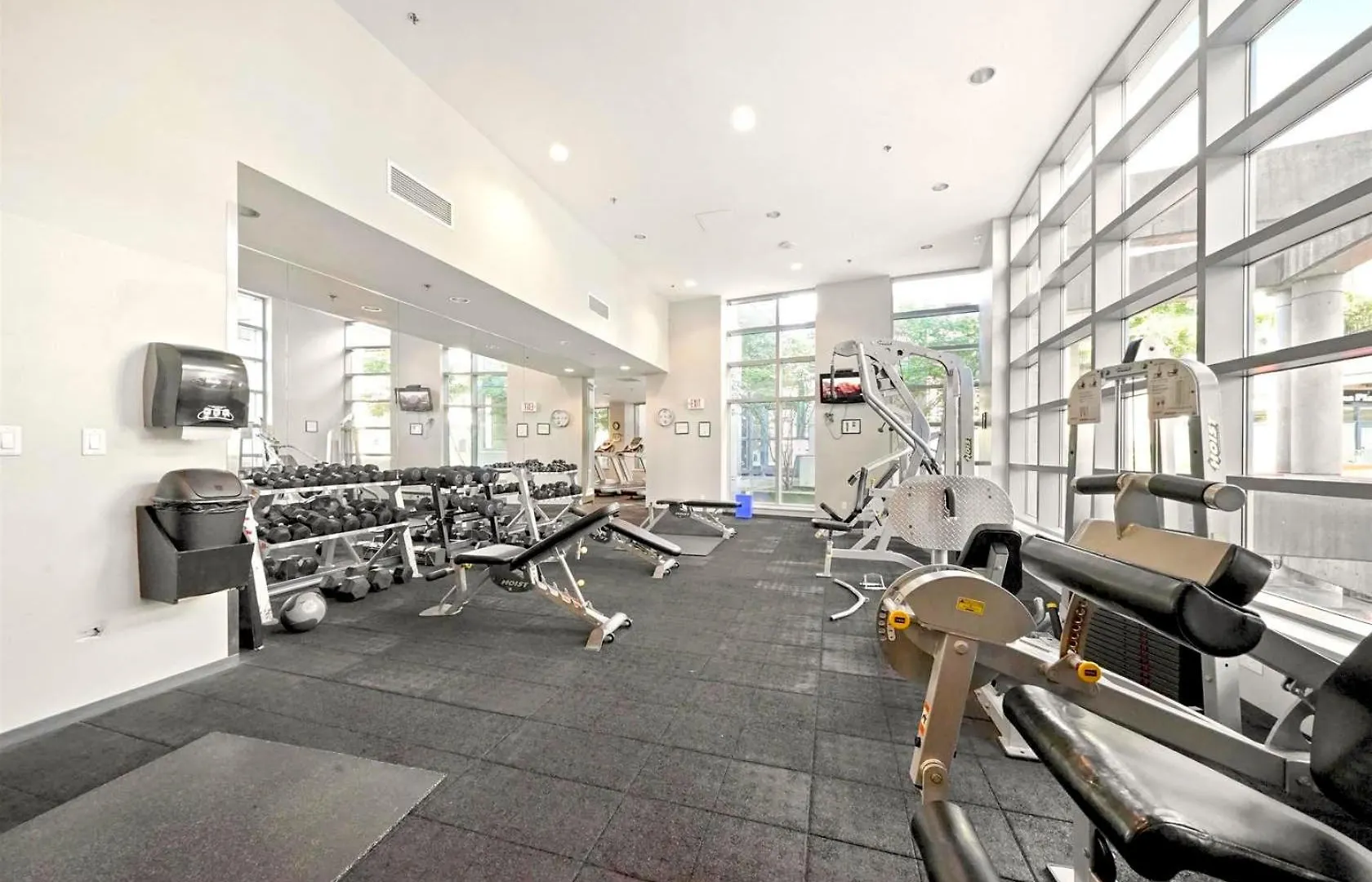Downtown Water View Condo: Modern 2BR with AC and Parking Vancouver