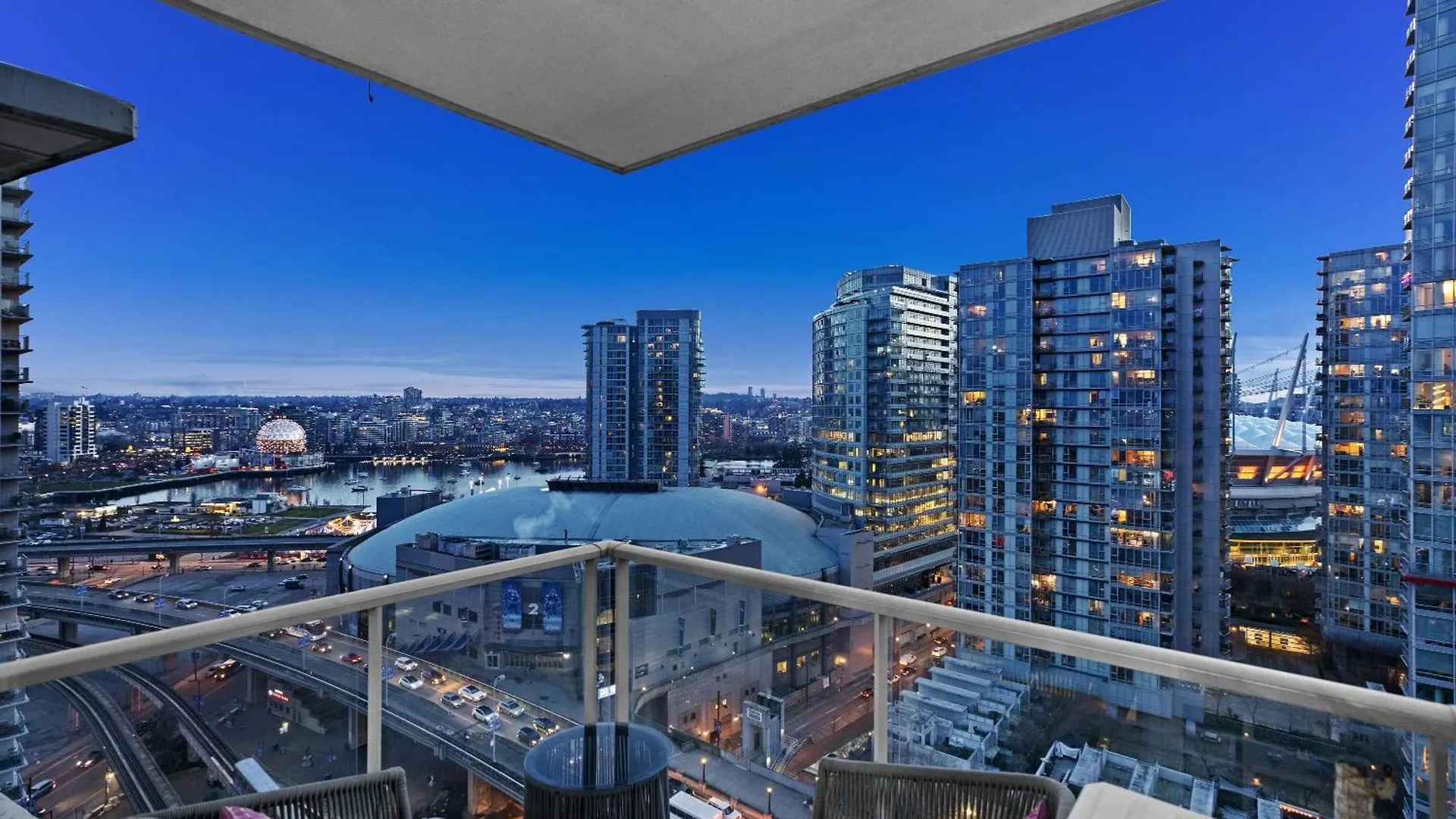 Downtown Water View Condo: Modern 2BR with AC and Parking Vancouver 0*,  Canada