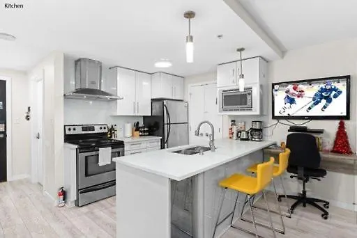 Downtown Water View Condo: Modern 2BR with AC and Parking Vancouver 0*,  Canada