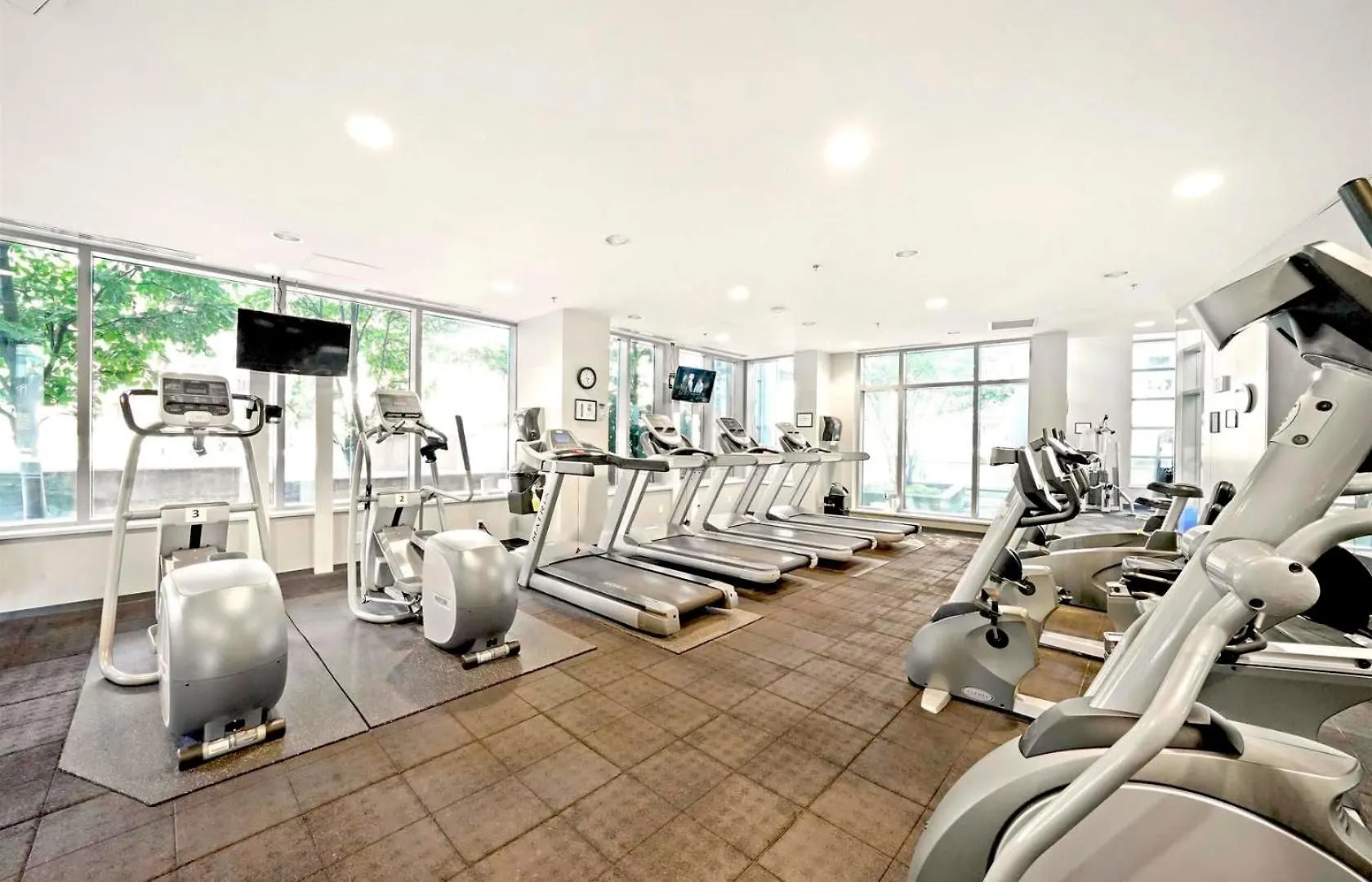 Downtown Water View Condo: Modern 2BR with AC and Parking Vancouver Canada