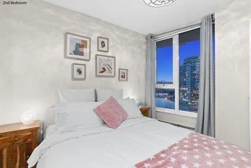 Apartment Downtown Water View Condo: Modern 2BR with AC and Parking Vancouver Canada