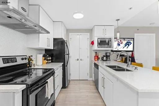Downtown Water View Condo: Modern 2BR with AC and Parking Vancouver