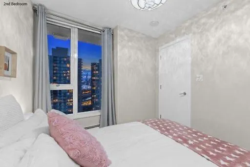 Downtown Water View Condo: Modern 2BR with AC and Parking Vancouver 0*,