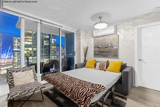 Downtown Water View Condo: Modern 2BR with AC and Parking Vancouver