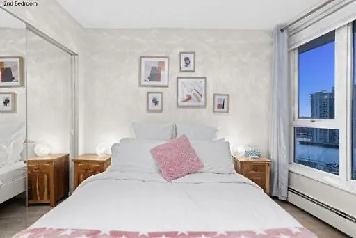 Downtown Water View Condo: Modern 2BR with AC and Parking Vancouver 0*,