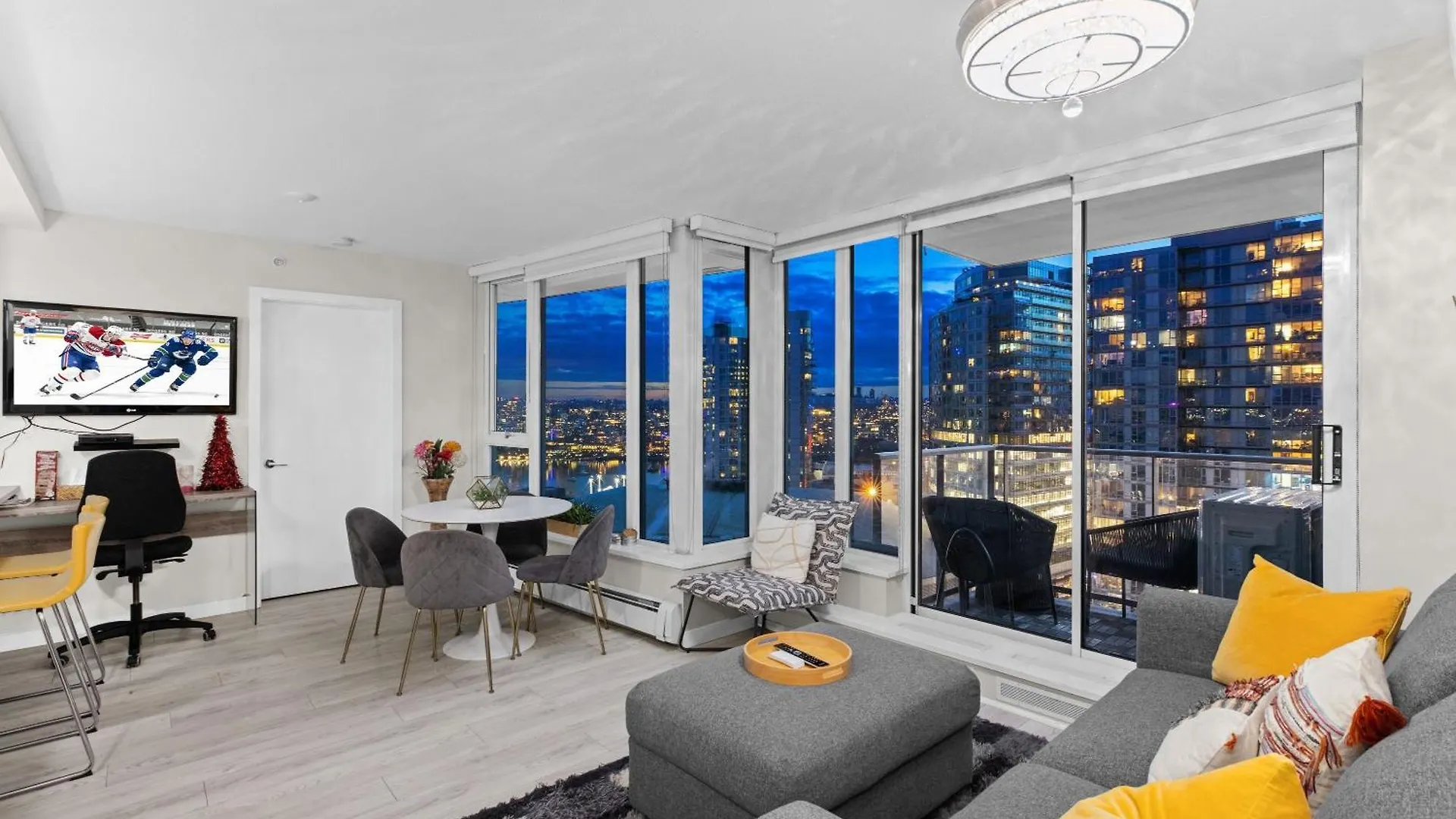 Downtown Water View Condo: Modern 2BR with AC and Parking Vancouver Canada