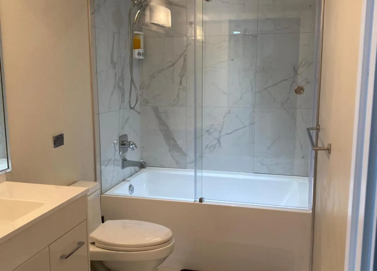 Downtown Water View Condo: Modern 2BR with AC and Parking Vancouver 0*,  Canada