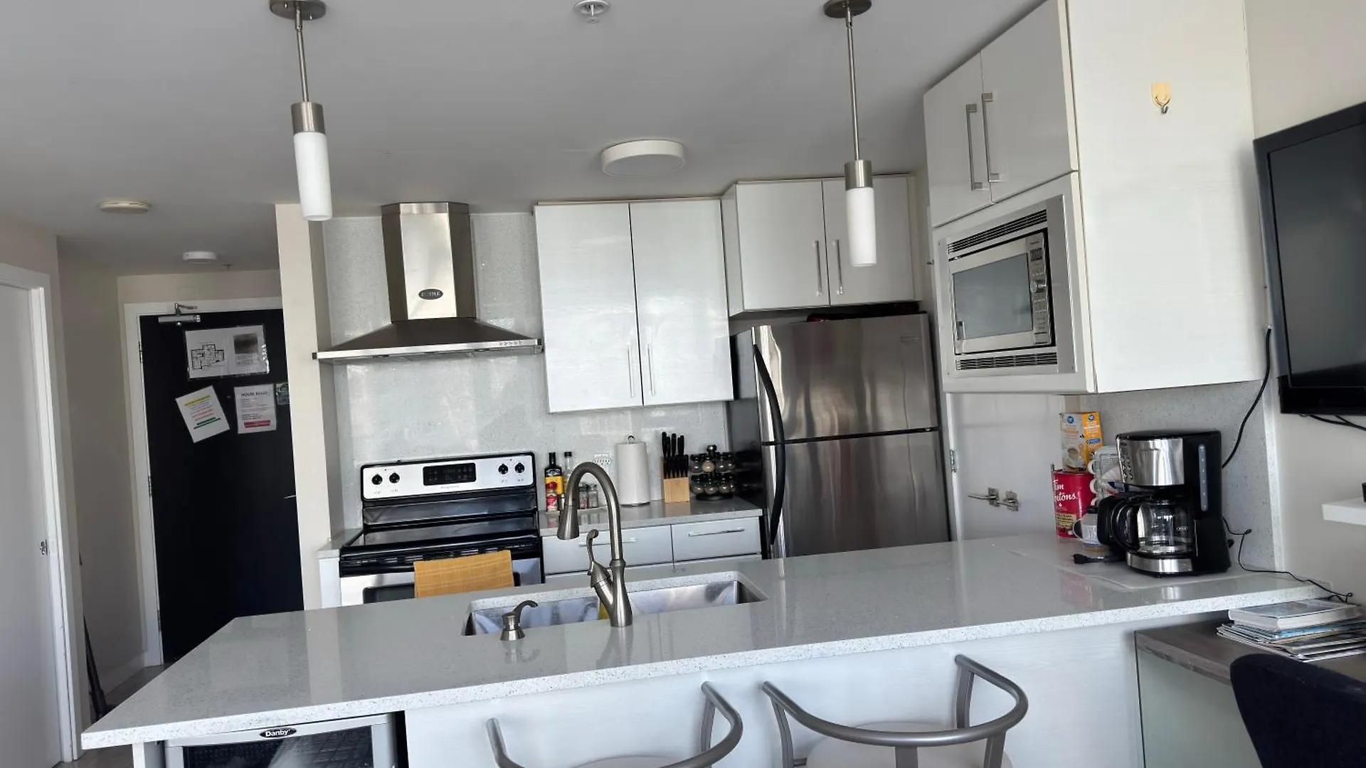Downtown Water View Condo: Modern 2BR with AC and Parking Vancouver 0*,  Canada
