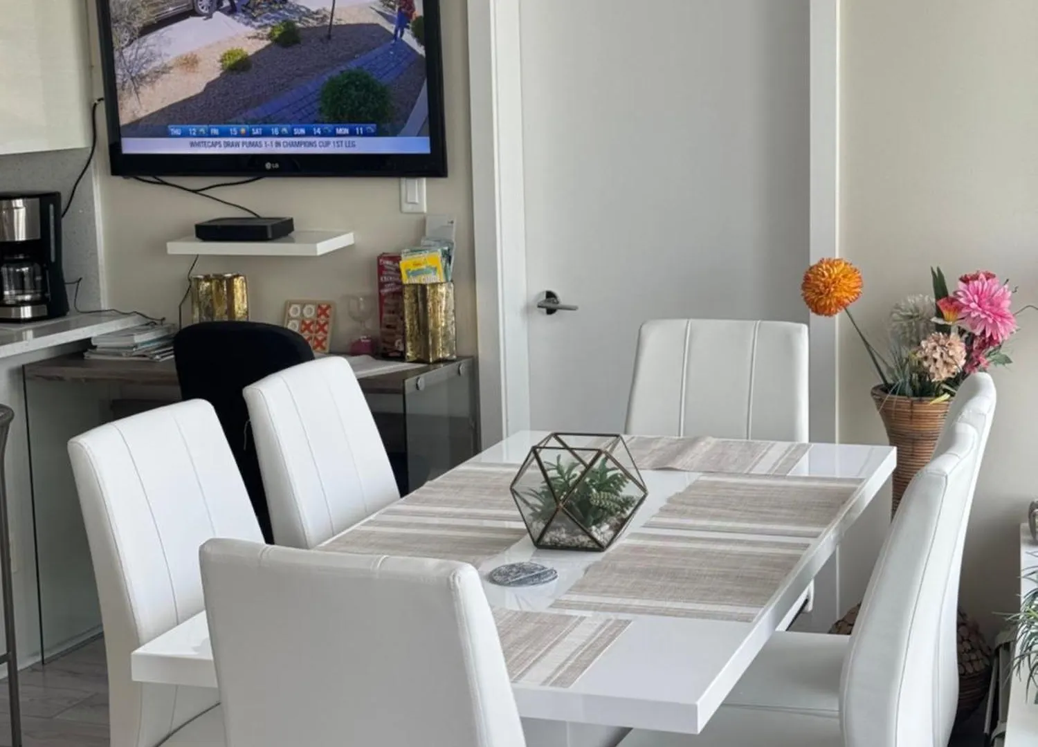 Downtown Water View Condo: Modern 2BR with AC and Parking Vancouver 0*,