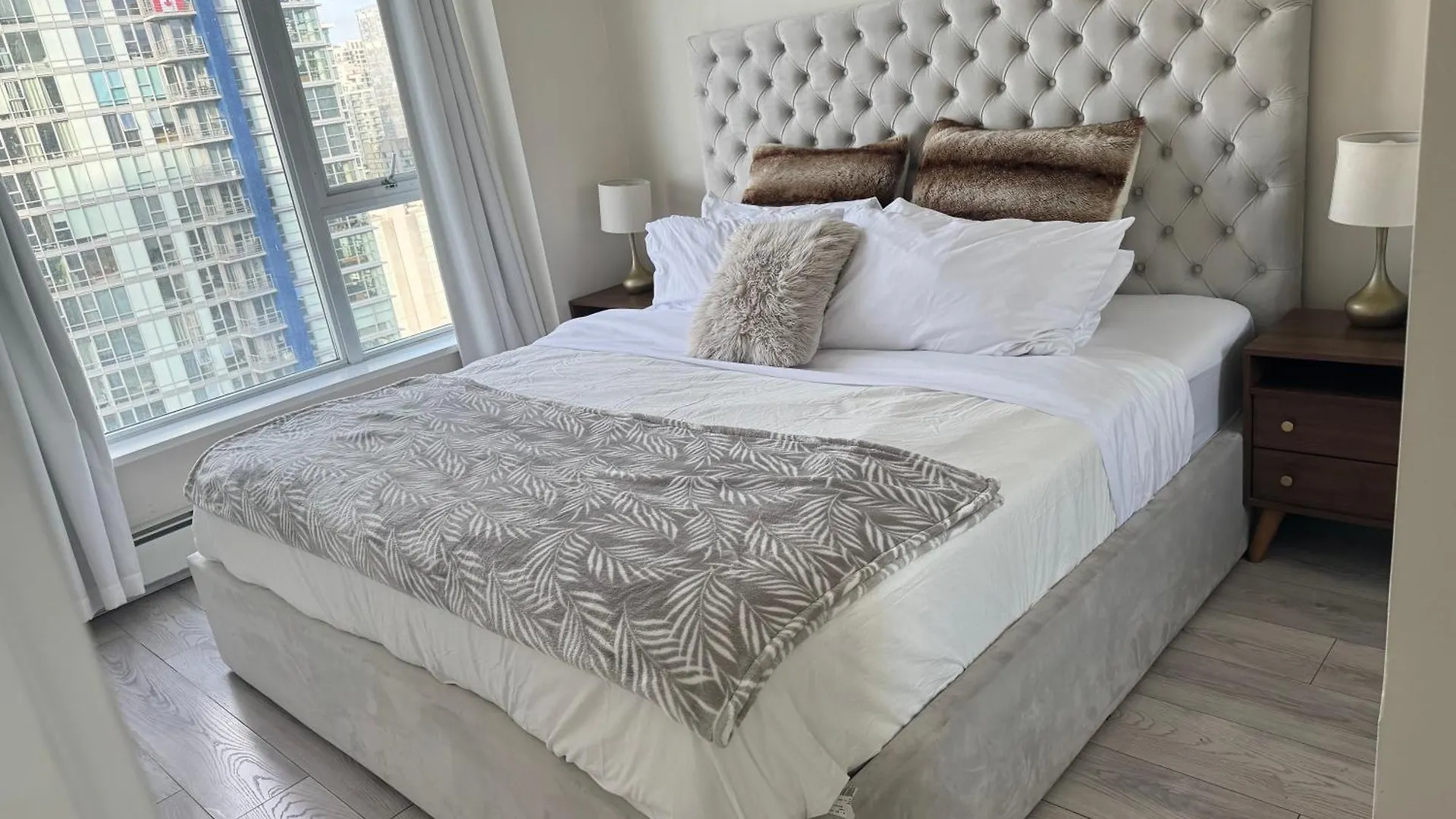 Downtown Water View Condo: Modern 2BR with AC and Parking Vancouver